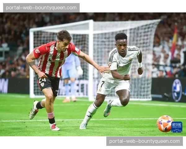 特写:维尼修斯突破后抽射破门,随后静坐广告牌聆听伯纳乌山呼海啸